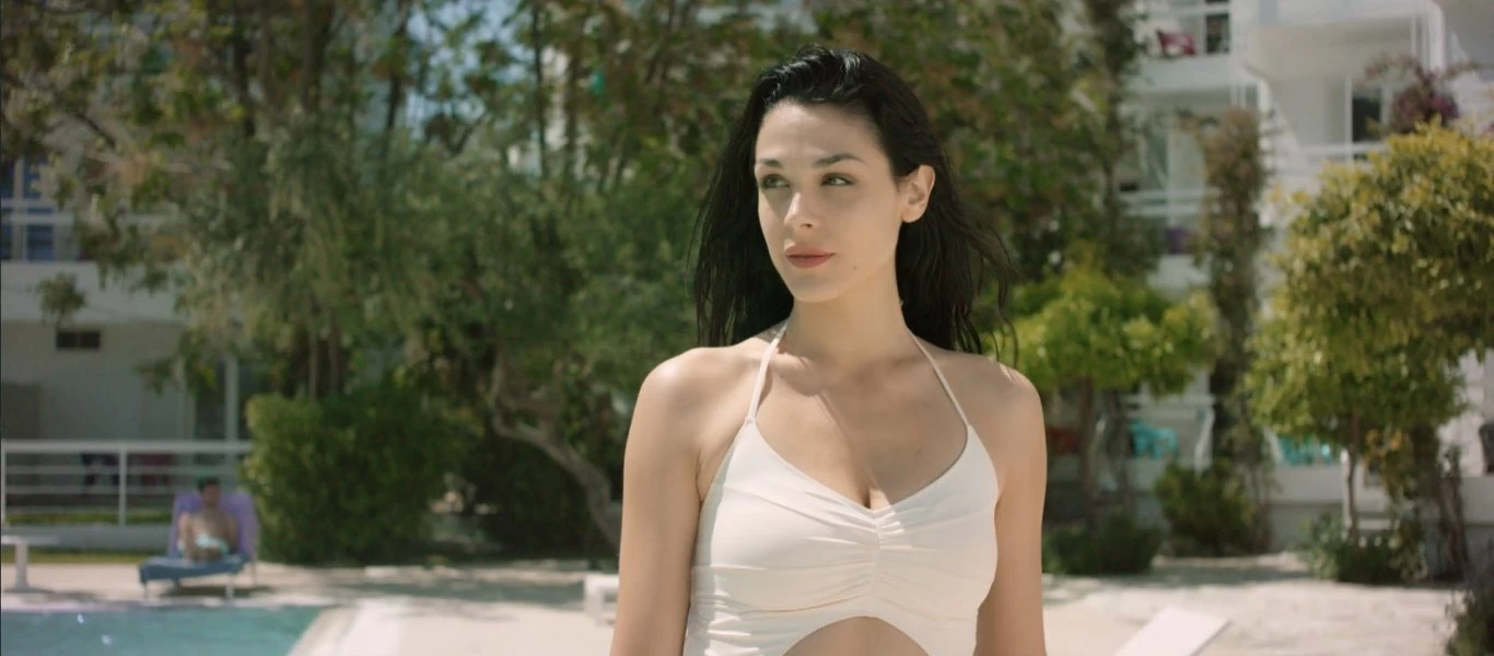 Η Ιωάννα Τριανταφυλλίδου ποζάρει με το μπικίνι της και «αναστατώνει» τον ανδρικό πληθυσμό (φωτο)